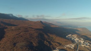 Dağlarda yakınlarında sonbahar günü hava görünümünü. Vurdu. Amasing sonbahar manzara