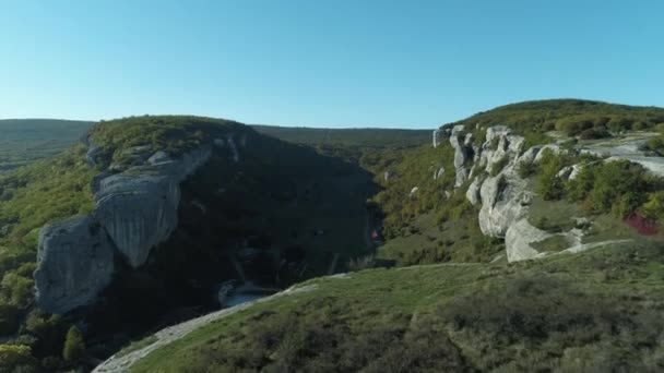 Un beau paysage de collines et de prairies avec des maisons. Fusillade. Vue aérienne de magnifiques plaines verdoyantes . — Video