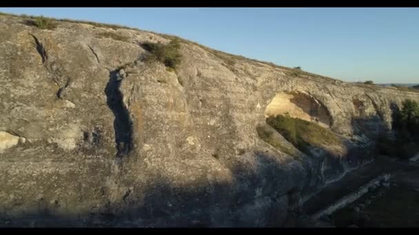 Un énorme trou rond sur une pente de montagne. Fusillade. Formation géologique — Video
