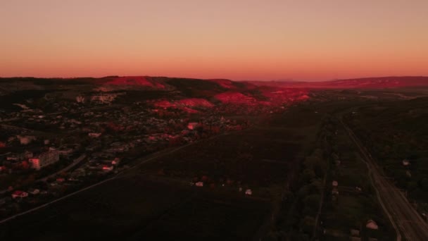 Vista aerea di sorprendente tramonto rosso brillante sulla città. Gli hanno sparato. Bellissimo paesaggio — Video Stock