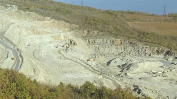 Vista aérea de cantera para la extracción de tiza. Le dispararon. Equipos de maquinaria pesada — Vídeos de Stock