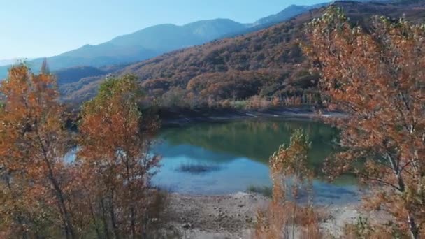 Malé jezero poblíž hory na podzim. Střela. Nádherné podzimní krajina — Stock video