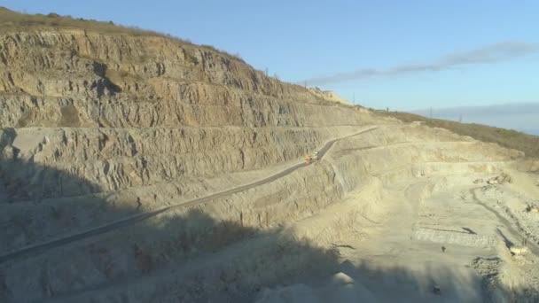 Primer plano de la cantera de tiza. Le dispararon. Camión volquete cargado con tiza moviéndose en una carretera . — Vídeos de Stock