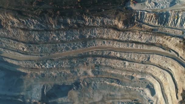 Recife aéreo das estradas em uma pedreira. Atingido. Equipamento para minas e pedreiras . — Vídeo de Stock