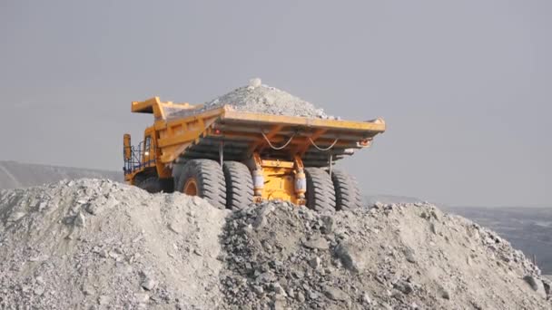Těžké důlní vozík uvolní rudy v lomu. Těžební průmysl. — Stock video