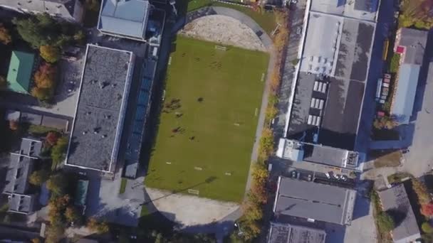 Letecký pohled na malé fotbalový stadion s zelený trávník. Centrální stadion města. — Stock video