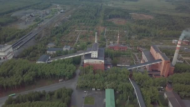 Letecký pohled na továrny v průmyslové zóně. Těžký průmysl z výše.