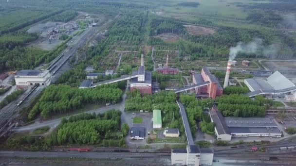 Промышленный завод и здания возле дороги и железной дороги. Вид с воздуха . — стоковое видео