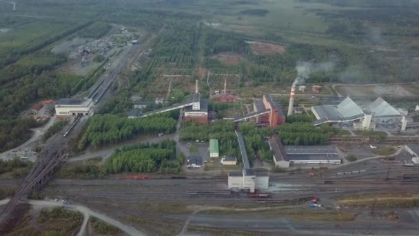 Fabrik och byggnader nära vägen och järnvägen. Flygfoto. — Stockvideo