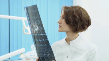 Kadın doktor Mr'ı arıyorum. Medya. X-ışınları MRI seyir çekici kadın doktor hayal kırıklığı içinde başını sallıyor