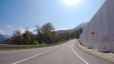 Yaz güneşli günde asfalt yol. Sahne. Güneşli bir günde yolda arabadaki görüntülemek