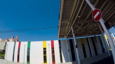 Sochi, Rusya Federasyonu - Haziran 2018: güneşli bir günde Güney şehir etrafında sürüş. Sahne. Sıcak taze gün neşe dolu