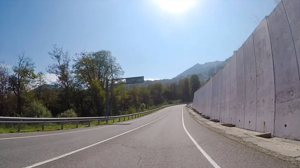 Route asphaltée par la journée ensoleillée d'été. Scène. Vue de la voiture sur la route par une journée ensoleillée — Photo