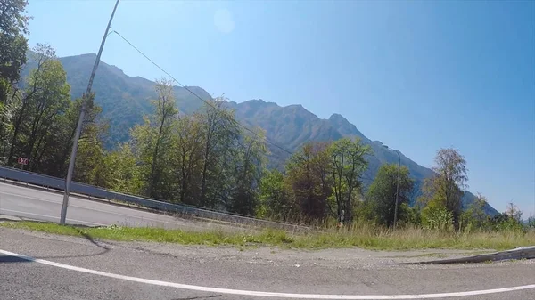 Route de campagne propre. Scène. Route goudronnée menant à la station balnéaire de la ville de Sotchi dans le sud du pays — Photo