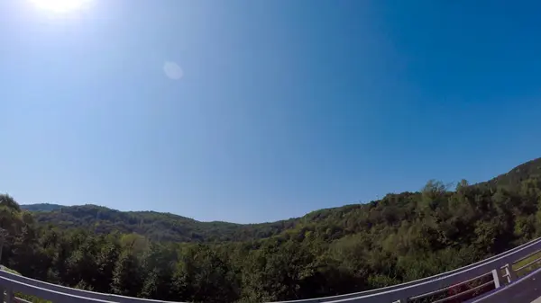 Panorama gór i Aibga grani z kolejki linowej i niskie chmury. Sceny. Góry w pobliżu ośrodka narciarskiego Rosa Khutor w mieście Krasnaja Polana. Sochi, Federacja Rosyjska — Zdjęcie stockowe