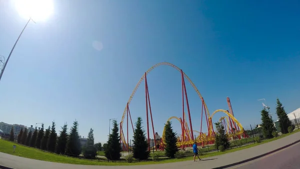 Sochi, Rusia - Junio 2018: Conducir por la ciudad del sur en un día soleado. Escena. Cálido día fresco lleno de alegría —  Fotos de Stock