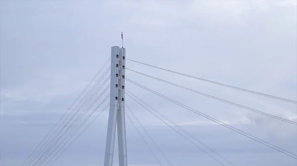 Fionde ponte sullo sfondo di nuvole. Azioni. Vista delle imbragature del ponte — Foto Stock