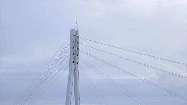 Ponte fundas no fundo das nuvens. Estoque. Vista das fundas da ponte — Fotografia de Stock