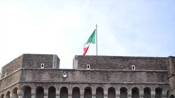 Italia bandiera sventola sul vento. Azioni. Il turismo in Italia è una bella parte d'Europa — Foto Stock