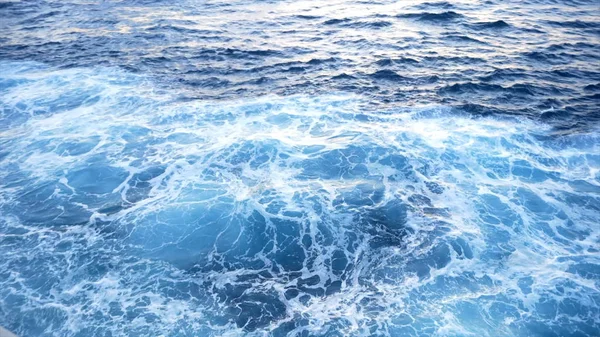 Wunderschönes blaues Wasser des Meeres der Jacht. Aktien. Blick vom Deck der Jacht auf das blaue Meerwasser — Stockfoto