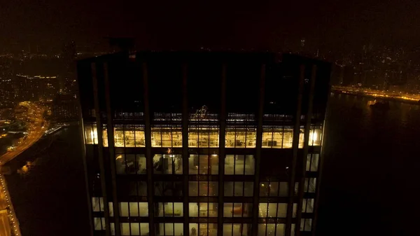Vista superior del rascacielos por la noche. Acciones. Rascacielos solitario por la noche en la ciudad — Foto de Stock