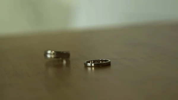 Anillos de compromiso anillos de oro de boda en madera. Acciones. Anillos de boda en la mesa — Foto de Stock