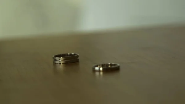 Ślubne obrączki złote pierścienie na woodentable. Magazynie. Obrączki na stole — Zdjęcie stockowe