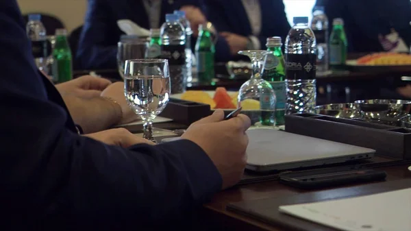 Moskva, Ryssland - mars 2019: Affärsman leder en business-workshop. Lager. Företagsledare att leverera en presentation till hans kolleger under möte eller intern företagsutbildning. Företag — Stockfoto