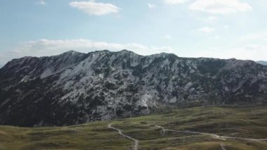 Dağlarda vahşi tepeler manzara güzel havadan görünümü. Hisse senedi. Çarpıcı havadan görünümü