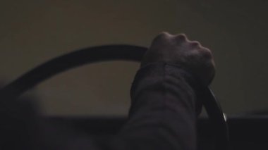 Sürücüleri direksiyon yakın çekim ver. Hisse senedi. Erkek el hareketli aracın direksiyon simidi faaliyet