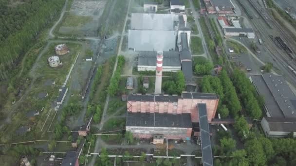 Gran polígono industrial con chimeneas de trabajo y viejos edificios rojos cerca del bosque. Vista aérea . — Vídeos de Stock