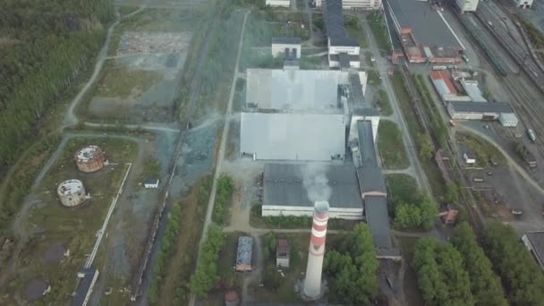 Großes Industriegebiet mit funktionierenden Schornsteinen und alten roten Gebäuden in Waldnähe. Luftbild. — Stockvideo