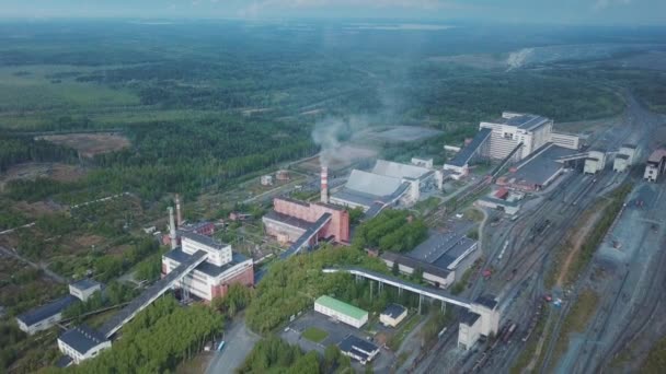 Vista aérea de edificios industriales de plantas con altas chimeneas rodeadas de bosque. Sistema de producción . — Vídeos de Stock