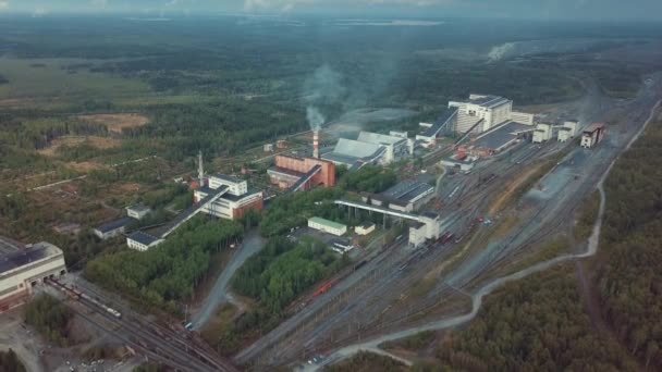 Vista aérea de edificios industriales de plantas con altas chimeneas rodeadas de bosque. Sistema de producción . — Vídeos de Stock