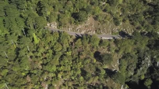 高山の航空写真と山の崖の側面にある蛇紋岩の道。在庫があります。夏の晴れた日に山の背景に巻き空中ビュー風景蛇紋岩道 — ストック動画