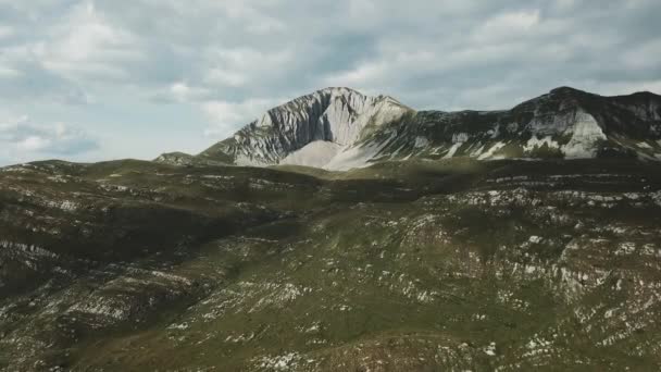 Belle vue aérienne sur les collines sauvages paysage en montagne. Des actions. Superbe vue aérienne — Video