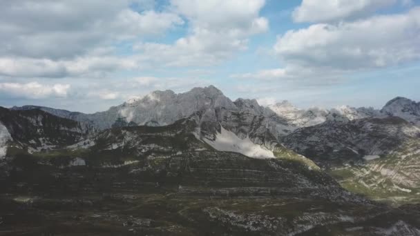 Vista aérea sobre la cima de las montañas, sendero natural, montaña con árboles y plantas, vegetación, cielo con fondo de nubes. Acciones. Impresionante tiro de verdes colinas y montañas impresionantes — Vídeo de stock