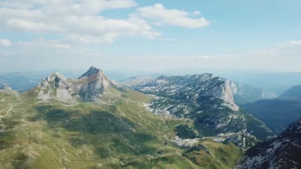 Vista aérea sobre la cima de las montañas, sendero natural, montaña con árboles y plantas, vegetación, cielo con fondo de nubes. Acciones. Impresionante tiro de verdes colinas y montañas impresionantes — Vídeo de stock