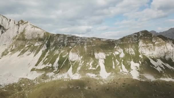 Hermosa vista aérea del paisaje de colinas salvajes en las montañas. Acciones. Impresionante vista aérea — Vídeos de Stock