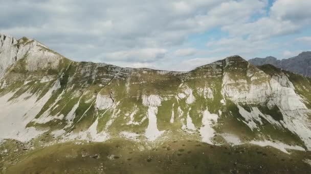 Mooie luchtfoto van wild heuvels landschap in bergen. Voorraad. Prachtige luchtfoto — Stockvideo