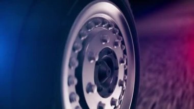 Close-Up hareketli araba tekerleği ile kırmızı ve Mavi ışıklar bulanıklık. Otomobil ve yol.