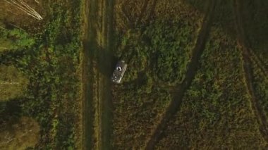 Yalnız araba ile yeşil alan hava görünümünü. Görüntüleri. Araba off-road gider