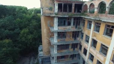 Yukarıdaki adam ve en üst katta duran kadın ile eski, terk edilmiş binaya görüntüleyin. Görüntüleri. Havadan görünümü