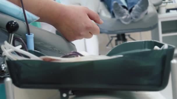 Close-up de doadores de sangue mão em doação fazendo seu punho. Moldura. Saúde e doações . — Vídeo de Stock