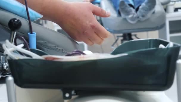 Primer plano de la mano de los donantes de sangre en la donación haciendo su puño. Una trampa. Asistencia sanitaria y donaciones . — Vídeos de Stock