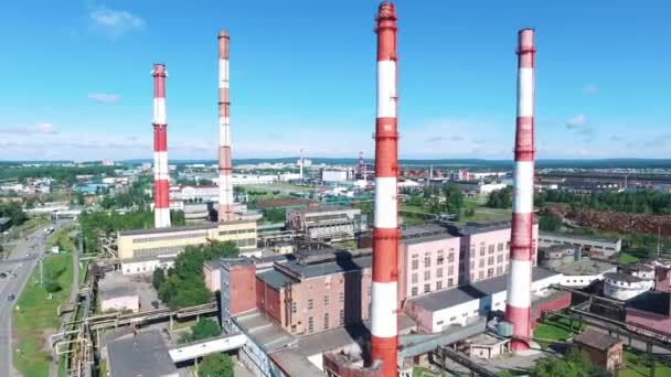 Veduta aerea dell'impianto industriale con camini a strisce bianche e rosse nella zona industriale. Un filmato. Industria pesante dall'alto — Video Stock