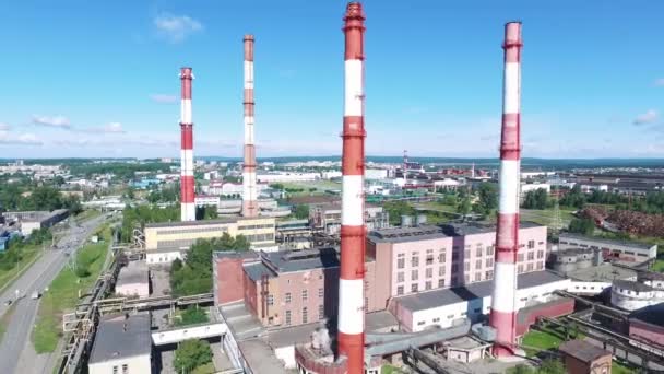 Veduta aerea dell'impianto industriale con camini a strisce bianche e rosse nella zona industriale. Un filmato. Industria pesante dall'alto — Video Stock