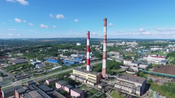 Vista aérea de la central térmica y eléctrica con chimeneas de rayas rojas y blancas en zona industrial. Filmación. Industria pesada — Vídeo de stock