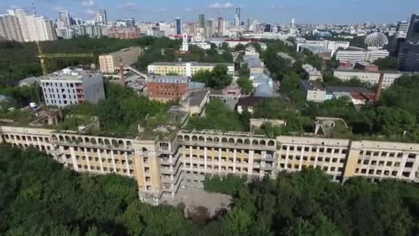 Bekijk van bovenaf op oude verlaten gebouwen en industriële zone in de stad op een heldere dag met blauwe lucht. Beeldmateriaal. Industriële concept — Stockvideo