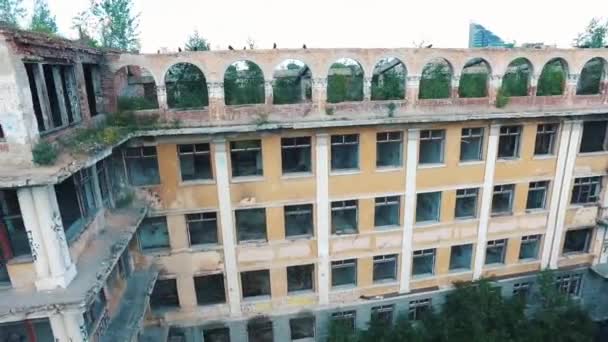 Vue aérienne sur un vieux bâtiment abandonné avec des hommes et des femmes dansant au dernier étage. Des images. Vue d'en haut — Video